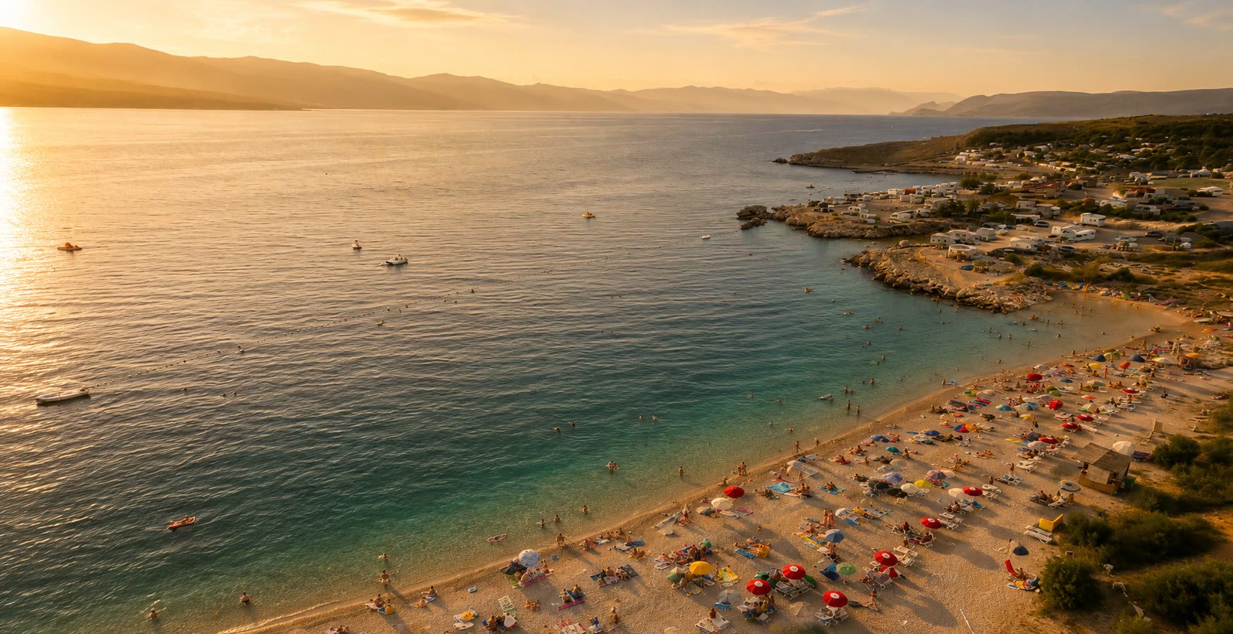 Plaža na otoku Krku iz zraka u zalazak sunca