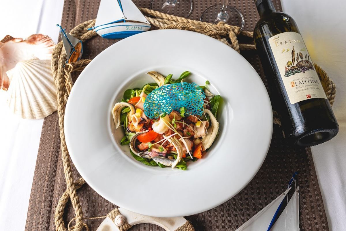 Salata s plodovima mora, Restoran Slamni