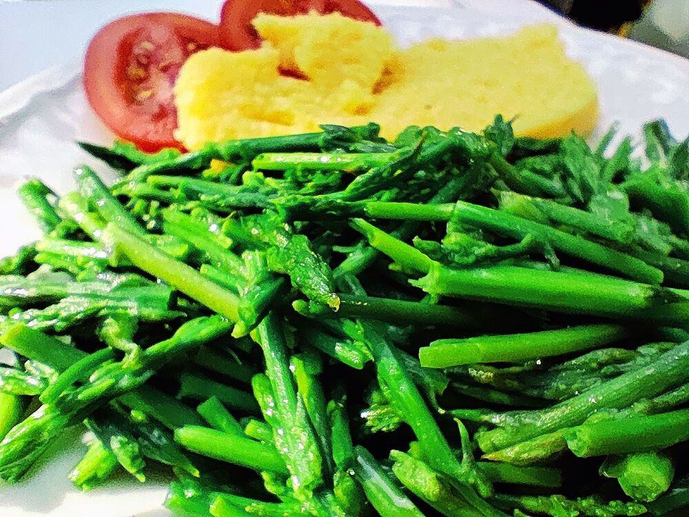 Wilder Spargel mit Polenta und Tomaten – ein einfaches Frühlingsgericht auf Krk